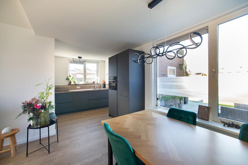 Doorkijkje naar nieuwe keuken