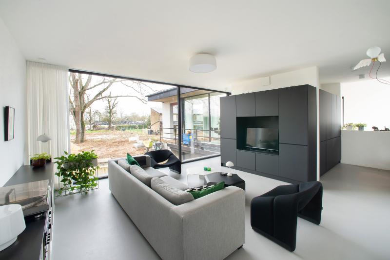 Woonkamer met zicht op tuin