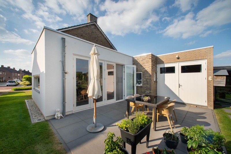 Buitenaanzicht aanbouw / garage