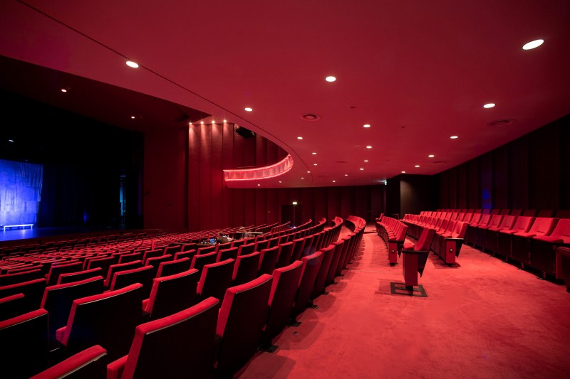 Herinrichting theater/ophoging vloer tbv rolstoelgebruikers