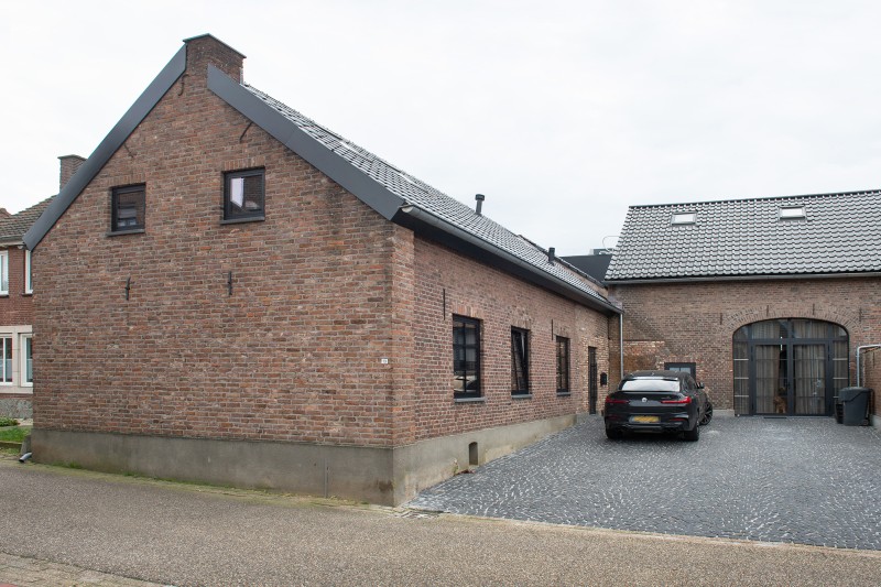 Deel vooraanzicht/daken boerderijwoning