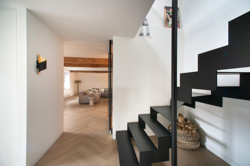 Doorzicht woonkamer/stalen trap